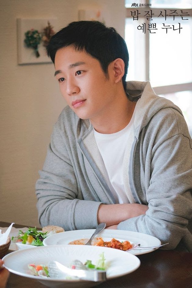 8. Jung Hae In. Aktor 'Pretty Noona Who Buys Me Food' ini dapat persentase 0,3% dari total voting. Nggak apa-apa yang penting dia adalah 'dongsaeng' asli yang sudah sering ditraktir Son Ye Jin.