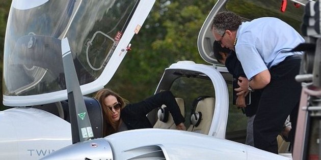 Siapa yang sangka jika Angelina Jolie ternyata mempunyai lisensi untuk menerbangkan pesawat sejak tahun 2004? Ya, mungkin hal tersebut tak kamu duga, namun kamu juga harus tahu jika Jolie juga memiliki bakat yang menakutkan, yaitu melempar pisau ke papan.