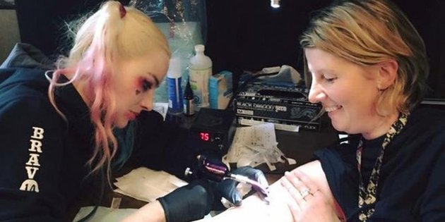 Margot Robbie, pemeran Harley Quinn dalam SUICIDE SQUAD rupanya jago bikin tato. Dirinya membeli alat pembuat tato dari eBay dan sudah membuat puluhan tato, termasuk di tubuh Cara Delevingne dan sutradara David Ayer.