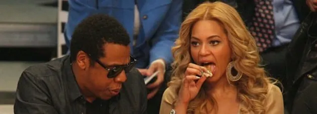 seleb pas lagi makan, foto seleb pas lagi makan, foto lucu