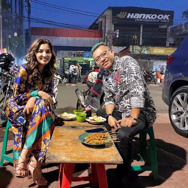 8 Celebrities Who Love Eating on the Sidewalk, No Need to Pretend - Photos of Prilly Latuconsina Wearing Glamorous Clothes Become the Highlight
