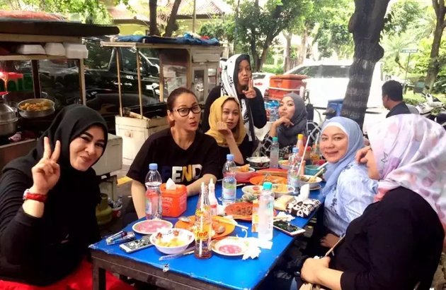 8 Celebrities Who Love Eating on the Sidewalk, No Need to Pretend - Photos of Prilly Latuconsina Wearing Glamorous Clothes Become the Highlight