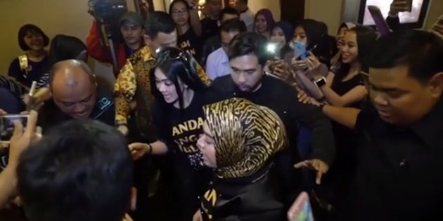 Mayangsari and a Series of Celebrities who are Often Accompanied by Bodyguards, Because of Trauma from Fans' Attacks and Some Requesting 8 Guards at Once