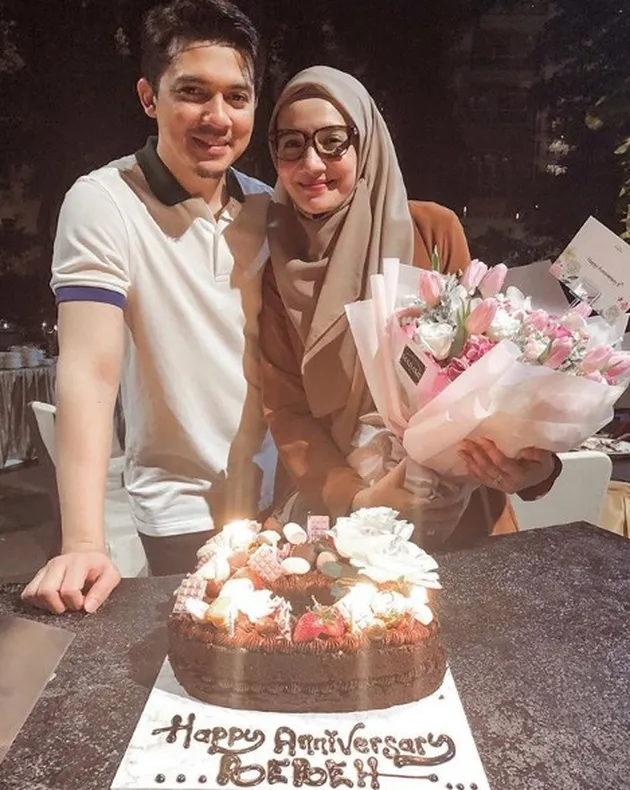 8 Tahun Menikah, Seperti Ini Kemesraan Zaskia Sungkar ...