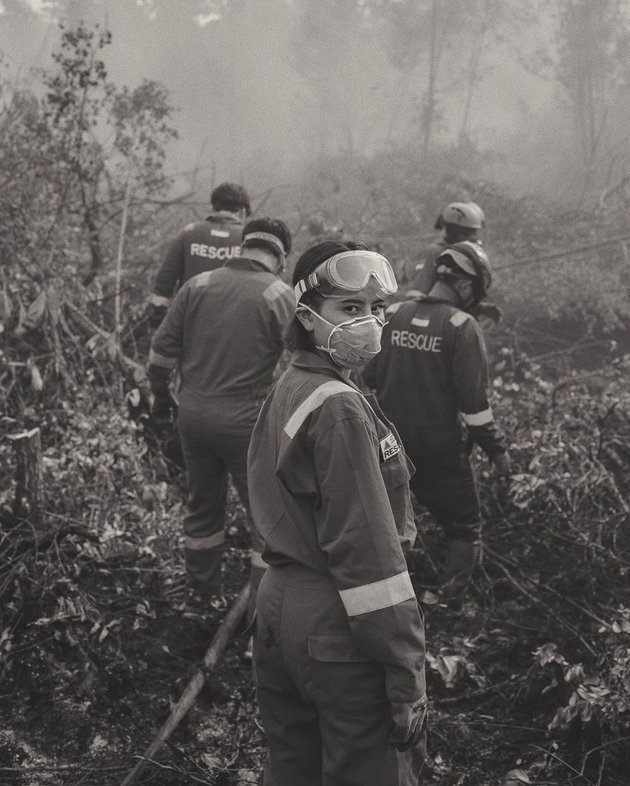 9 Cool Actions of Awkarin as a Volunteer to Extinguish Forest Fires in Kalimantan, Earns Praise