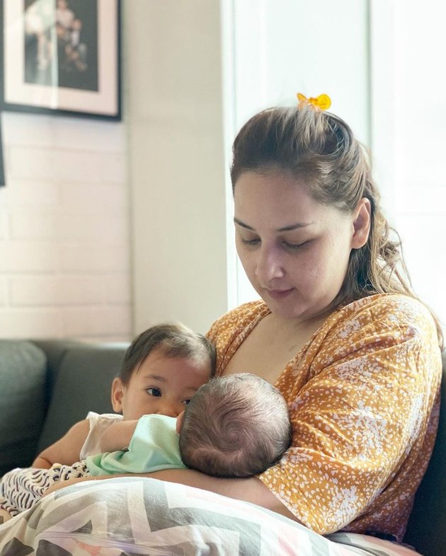 9 Artists Share Photos of Breastfeeding Moments with Their Children on Instagram, Some Even Cried in Pain