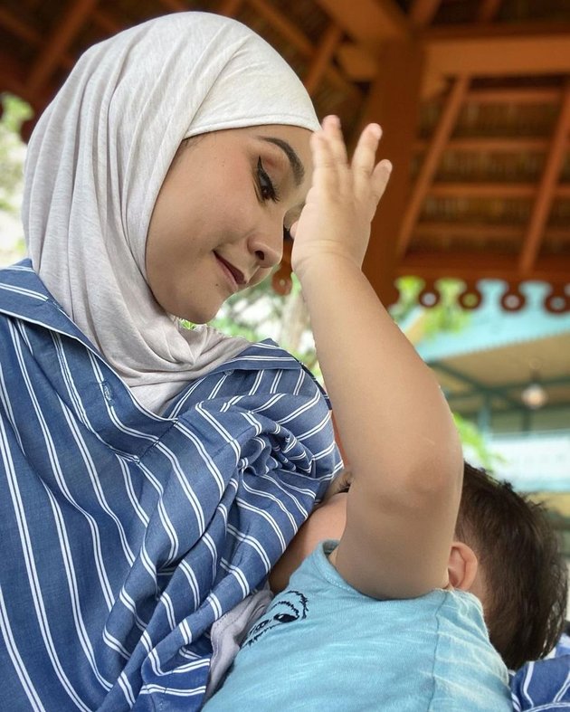 9 Artists Share Photos of Breastfeeding Moments with Their Children on Instagram, Some Even Cried in Pain