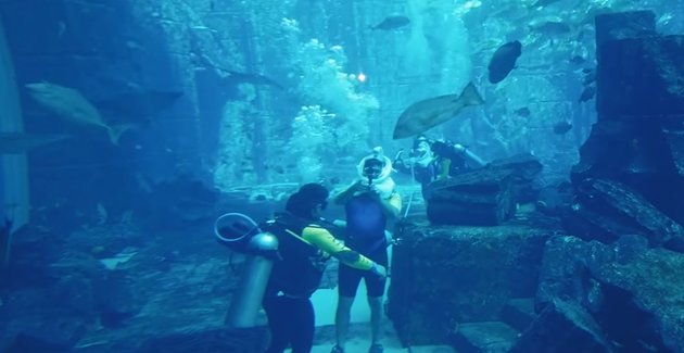 9 Photos of Ammar Zoni Sightseeing in Dubai, Trying to Dive into the Largest Aquarium