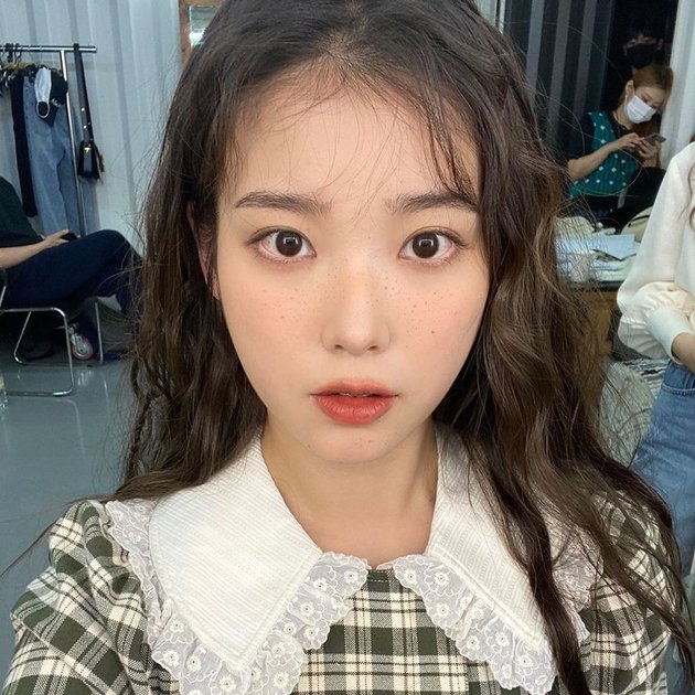 9 Photos 'Behind The Scene' of IU's Photoshoot with Gucci
