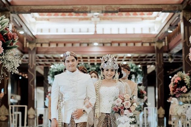 9 Beautiful Photos of Prawita Sari, Siti Badriah's Sister-in-law, on Her Wedding Day, Wearing a Sunda Traditional Headdress