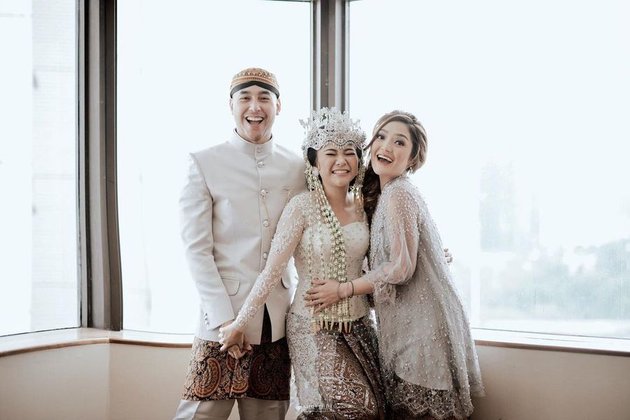 Seperti inilah potret bahagia Siti Badriah dan Krisjiana saat menghadiri acara pernikahan adiknya yang bernama Prawita Sari Baharudin.