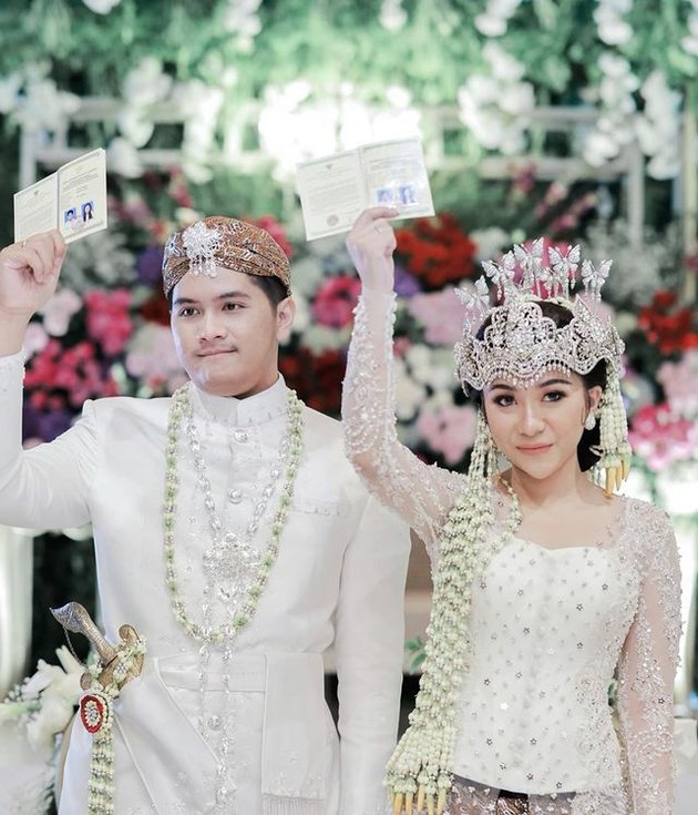 9 Beautiful Photos of Prawita Sari, Siti Badriah's Sister-in-law, on Her Wedding Day, Wearing a Sunda Traditional Headdress