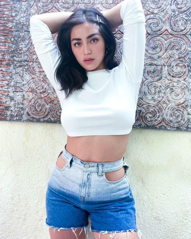 9 Hot Mom Jessica Iskandar Photos Wearing a Crop Top, Showing Off Her Flat Stomach and Body Goals
