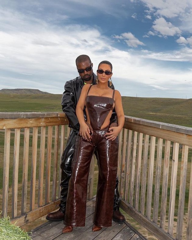 Tak bisa dipungkiri, Kim Kardashian dan Kanye West selama ini dikenal sebagai salah satu pasangan yang paling kompak dan stylish di dunia Hollywood.