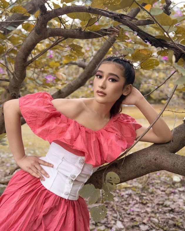 Amanda Caesa belum lama ini kembali menjadi model yang diabadikan lewat media sosial instagram @11.11studiojakarta.