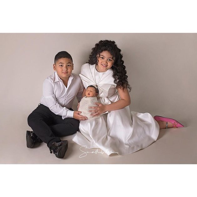 9 Latest Photoshoot of Amora and Kellen, Krisdayanti's Children, Sweet Together with Their Baby Cousin