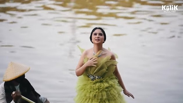 9 Photoshoot of Tissa Biani Floating on the Ciliwung River, Wearing Outfits Worth Over 5 Billion