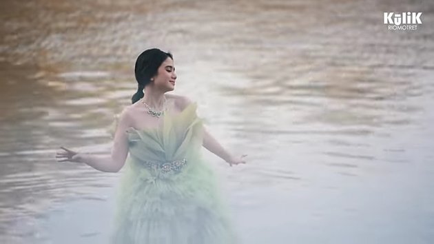 9 Photoshoot of Tissa Biani Floating on the Ciliwung River, Wearing Outfits Worth Over 5 Billion