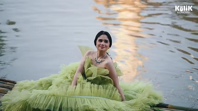 9 Photoshoot of Tissa Biani Floating on the Ciliwung River, Wearing Outfits Worth Over 5 Billion