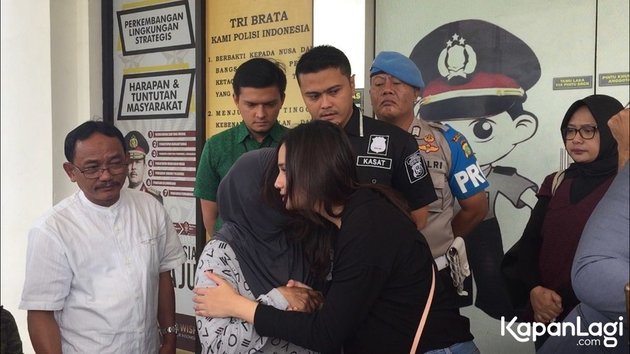 9 Photos of Syifa Hadju's Meeting with the Perpetrator's Parents, Marked by Emotional Moments