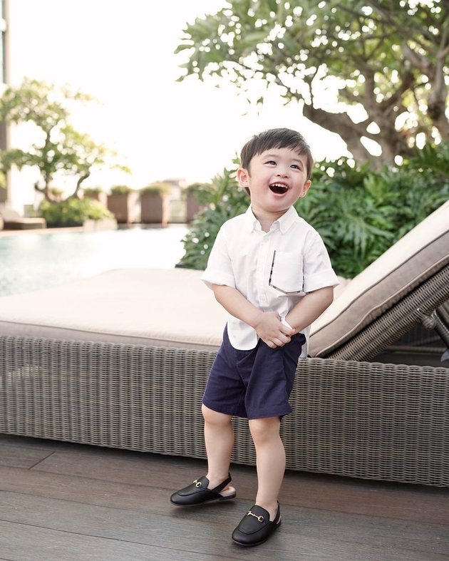 9 Photos of Raphael Moeis Mastering the Pose Like a Young Model, Sandra Dewi: Looks Just Like His Dad