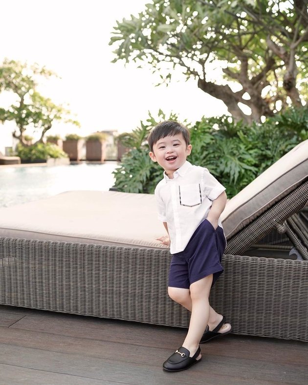 9 Photos of Raphael Moeis Mastering the Pose Like a Young Model, Sandra Dewi: Looks Just Like His Dad