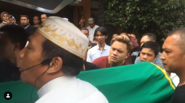 9 Photos of Rizky Febian Carrying His Mother's Coffin, Sule Also Attended and Mourned