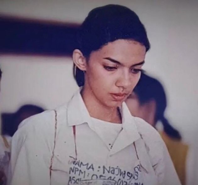 Ini adalah potret Najwa Shihab saat dirinya masih diospek di kampusnya dulu. Rambut mbak Nana masih pendek dan dikuncir.