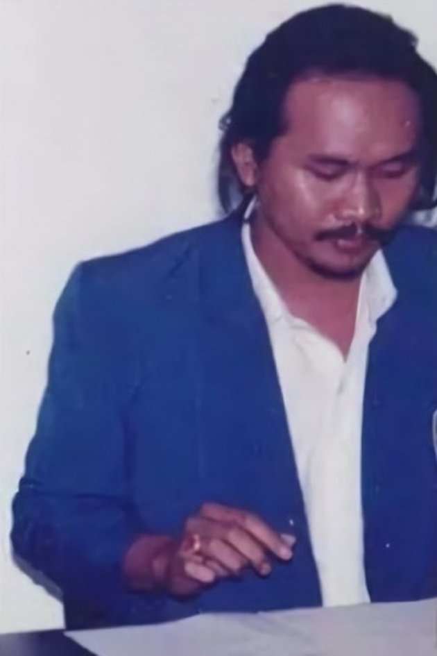 Ini dia potret Cak Lontong yang berkuliah teknik elektro dari Institut Teknologi Sepuluh November Surabaya. Dirinya lulus menjadi sarjana teknik pada tahun 1989.