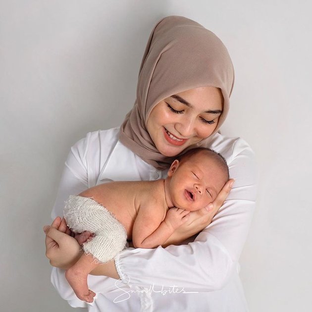 9 Styles of Baby Athar, Child of Citra Kirana and Rezky Aditya, During Newborn Photoshoot, Already Aware of the Camera at a Young Age