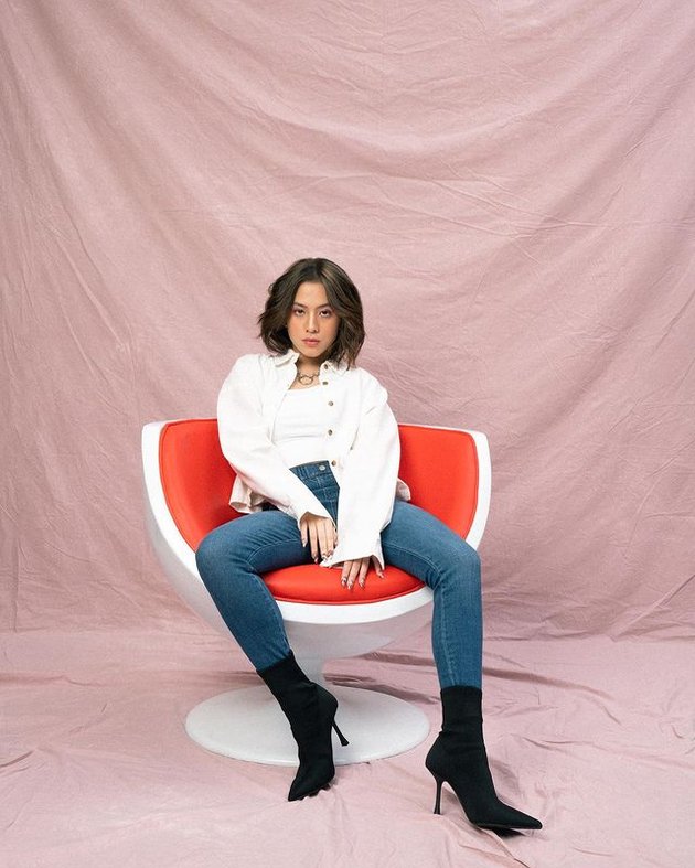 Seperti inilah penampilan Adhisty Zara dalam photoshoot terbarunya bersama salah satu brand celana jeans ternama.