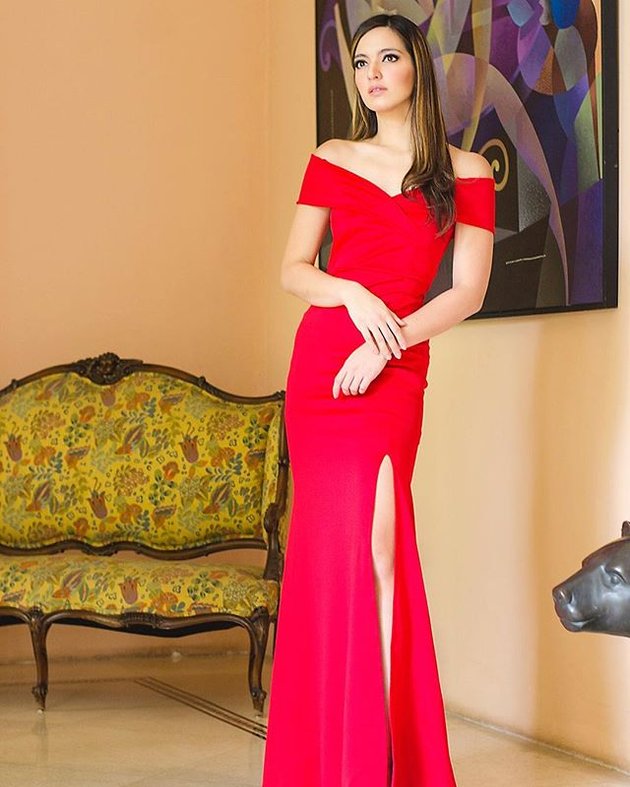 9 Styles of Nia Ramadhani with High Slit Dresses, Graceful and Elegant