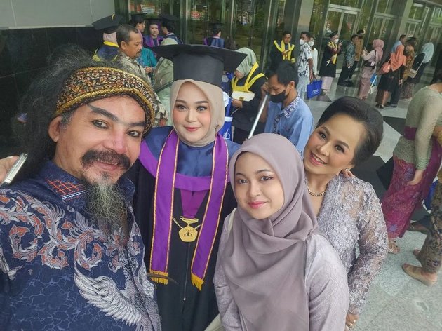 9 Celebrity Styles Accompanying Their Graduating Children, Ussy Sulistiawaty's Youthful Appearance to Soimah's Simple Style Becomes the Spotlight