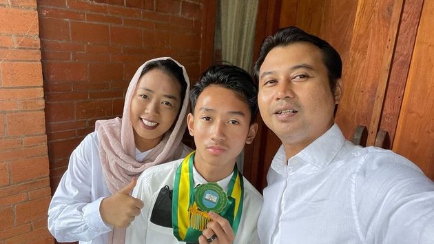 9 Celebrity Styles Accompanying Their Graduating Children, Ussy Sulistiawaty's Youthful Appearance to Soimah's Simple Style Becomes the Spotlight