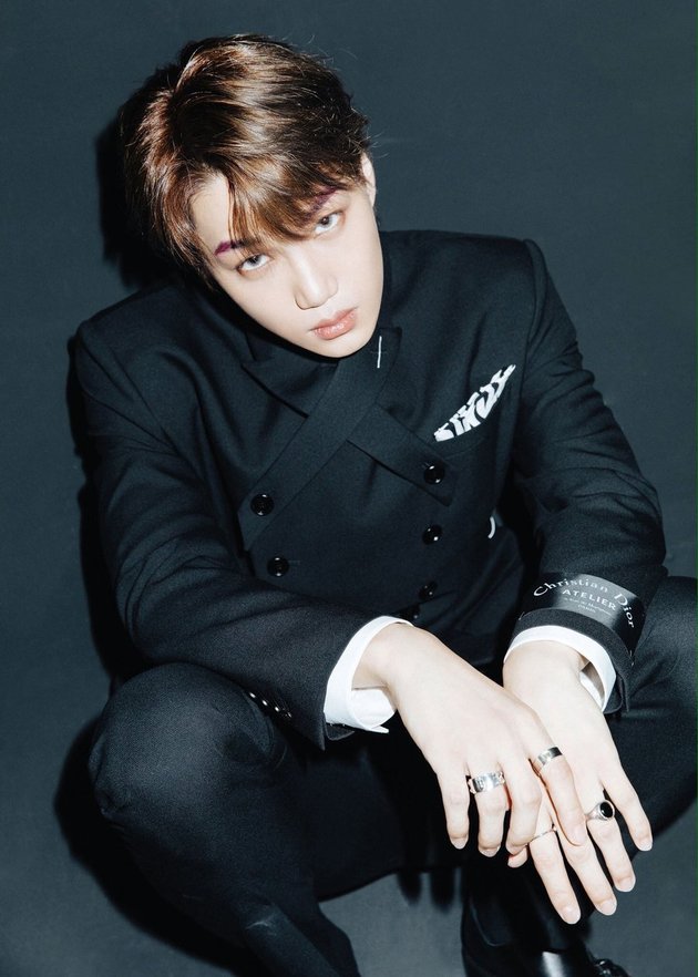Saat masa promosi album DON'T MESS UP MY TEMPO, Kai EXO menggunakan warna ungu pada alis yang kontras dengan penampilan serba hitamnya. Warna alis Kai memberikan kesan mewah pada penampilannya.