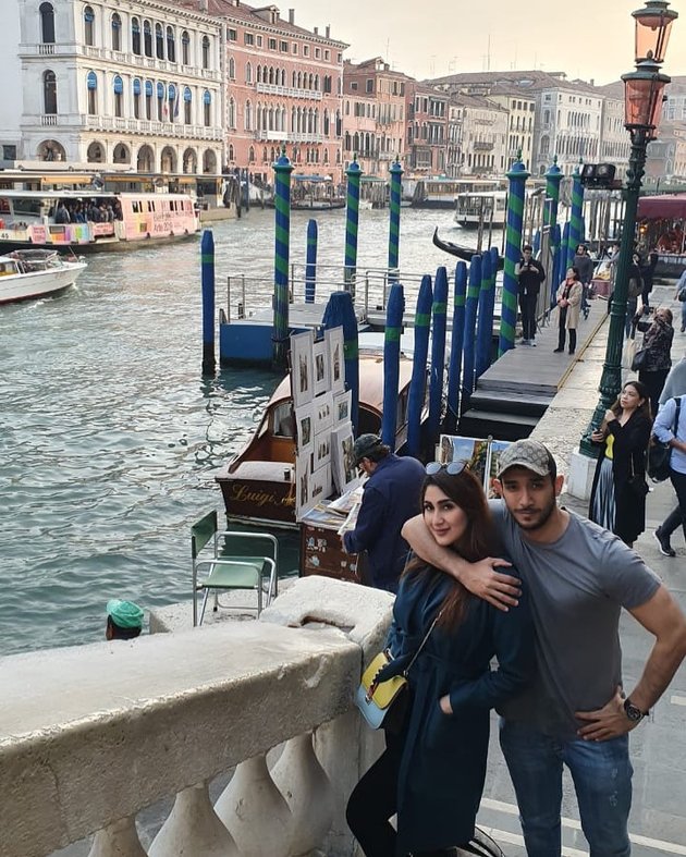 9 Tania Nadira & Abdulla Alwi's Intimacy Touring Europe, the Enjoyment of Being Husband and Wife