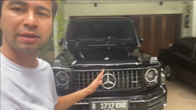 Mobil Mercedes Benz G63 ini terparkir rapi di garasi Raffi Ahmad. Mobil ini menjadi berharga karena mirip dengan milik almarhum ayahnya. 
