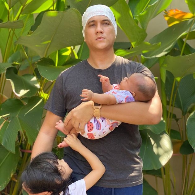9 Moments Arda Naff Cares for His Children, Warm Hugs from Dancing Panda to Wearing Diapers on the Head