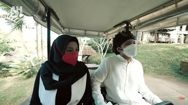 Momen Atta &amp; Aurel Pulang Honeymoon