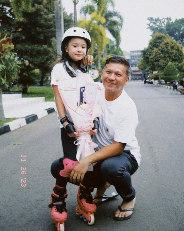 9 Sweet Moments of Gading Marten Accompanying Gempi in Roller Skating Competition in Bandung, Giving a Doll as a Sign of Appreciation to the Child!