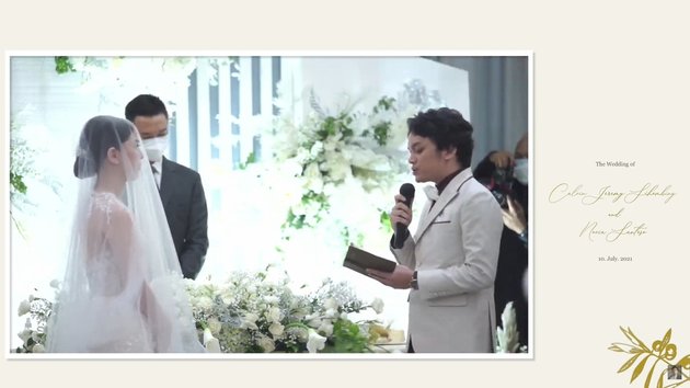 Calvin Jeremy dan Novia Santoso mengucapkan janji pernikahan dipandu oleh pendeta. Suasana langsung terasa sangat mengharukan.