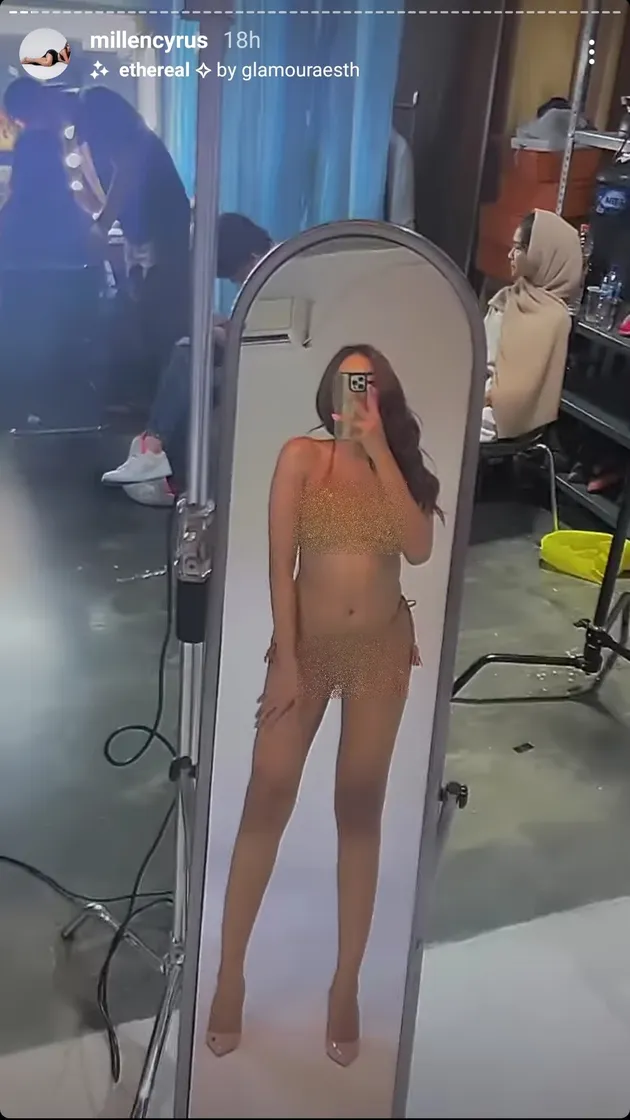 Pemotretan Sensual Millen Cyrus Pakai Bikini