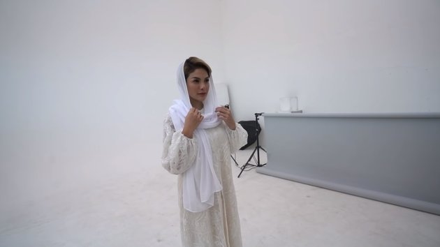 9 Latest Photoshoot Moments of Nikita Mirzani, Dressing Like a Government Official - Glamorous Style