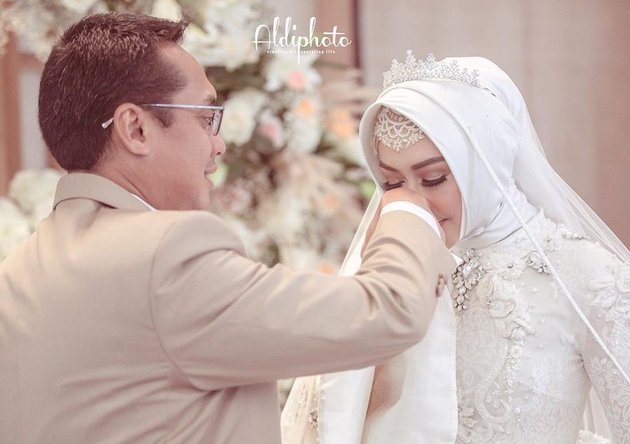 9 Moments of Eddies Adelia's Wedding with her Ex-Husband, Full of Happiness and Only Attended by Family