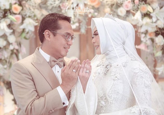 9 Moments of Eddies Adelia's Wedding with her Ex-Husband, Full of Happiness and Only Attended by Family