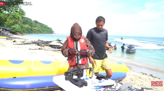 9 Exciting Moments of Ria Ricis Challenging Alshad Ahmad on Jet Ski in Lombok, Check Out Their Actions