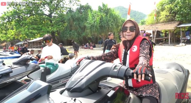 9 Exciting Moments of Ria Ricis Challenging Alshad Ahmad on Jet Ski in Lombok, Check Out Their Actions