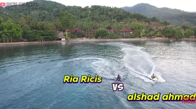 9 Exciting Moments of Ria Ricis Challenging Alshad Ahmad on Jet Ski in Lombok, Check Out Their Actions