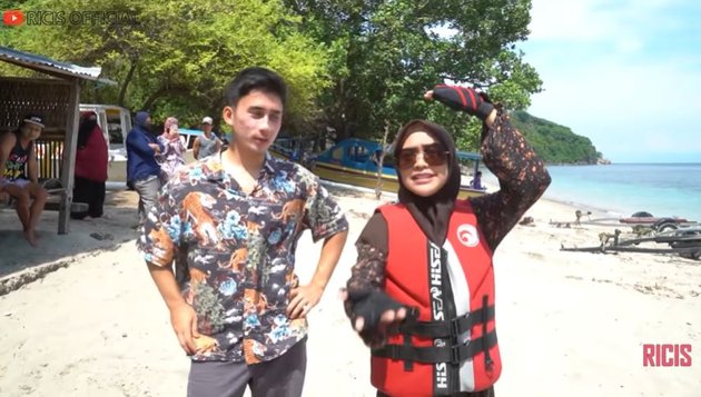 9 Exciting Moments of Ria Ricis Challenging Alshad Ahmad on Jet Ski in Lombok, Check Out Their Actions