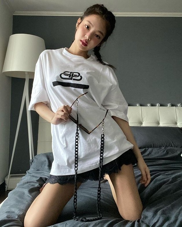 9 OOTD Jennie BLACKPINK During Quarantine #StayAtHome, Showcasing Collaboration with Eyewear Brand in Bed